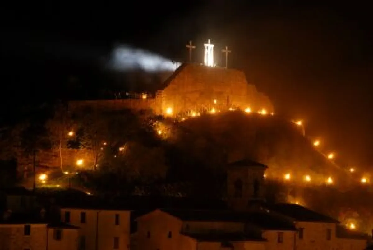 Cantiano, la Turba ha illuminato la notte: fede, teatro e tradizione nel cuore della comunità