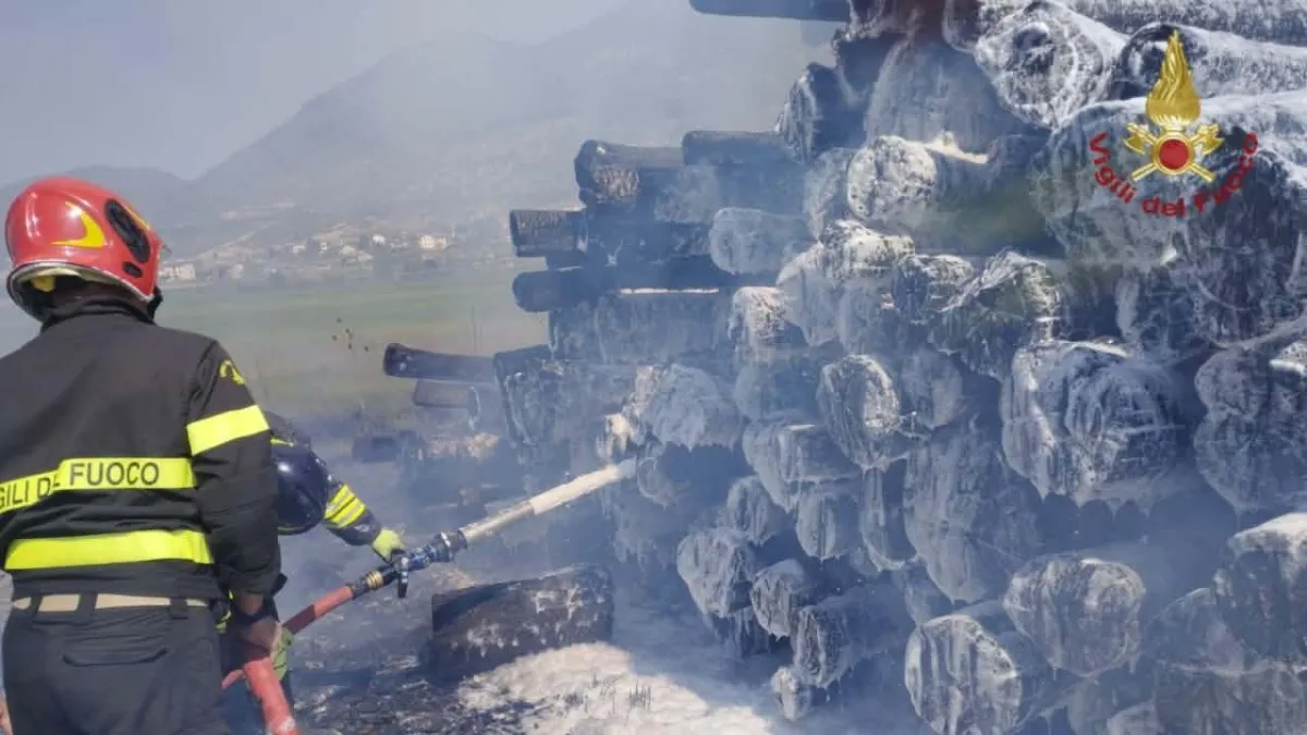 Gubbio, paura a Settestrade: in fiamme una catasta di legna di un'azienda privata