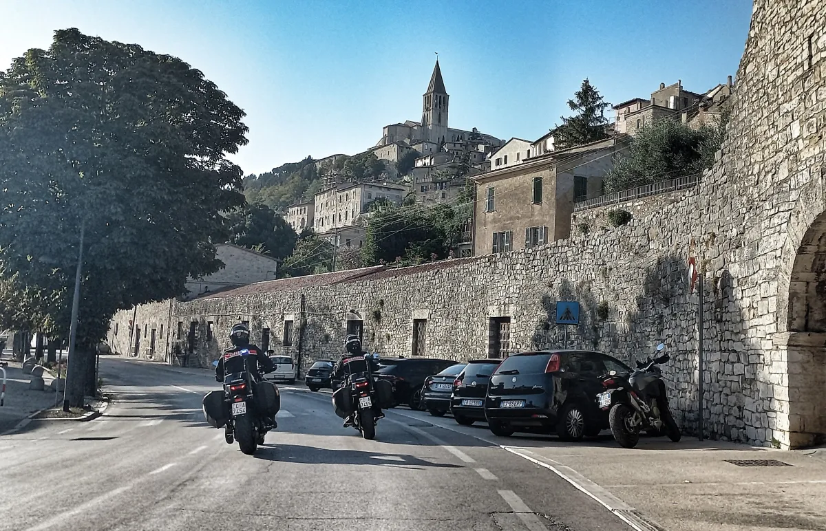 Truffa del finto poliziotto ad anziana, arrestato sulla E45: recuperati 18.500 euro tra contanti e gioielli