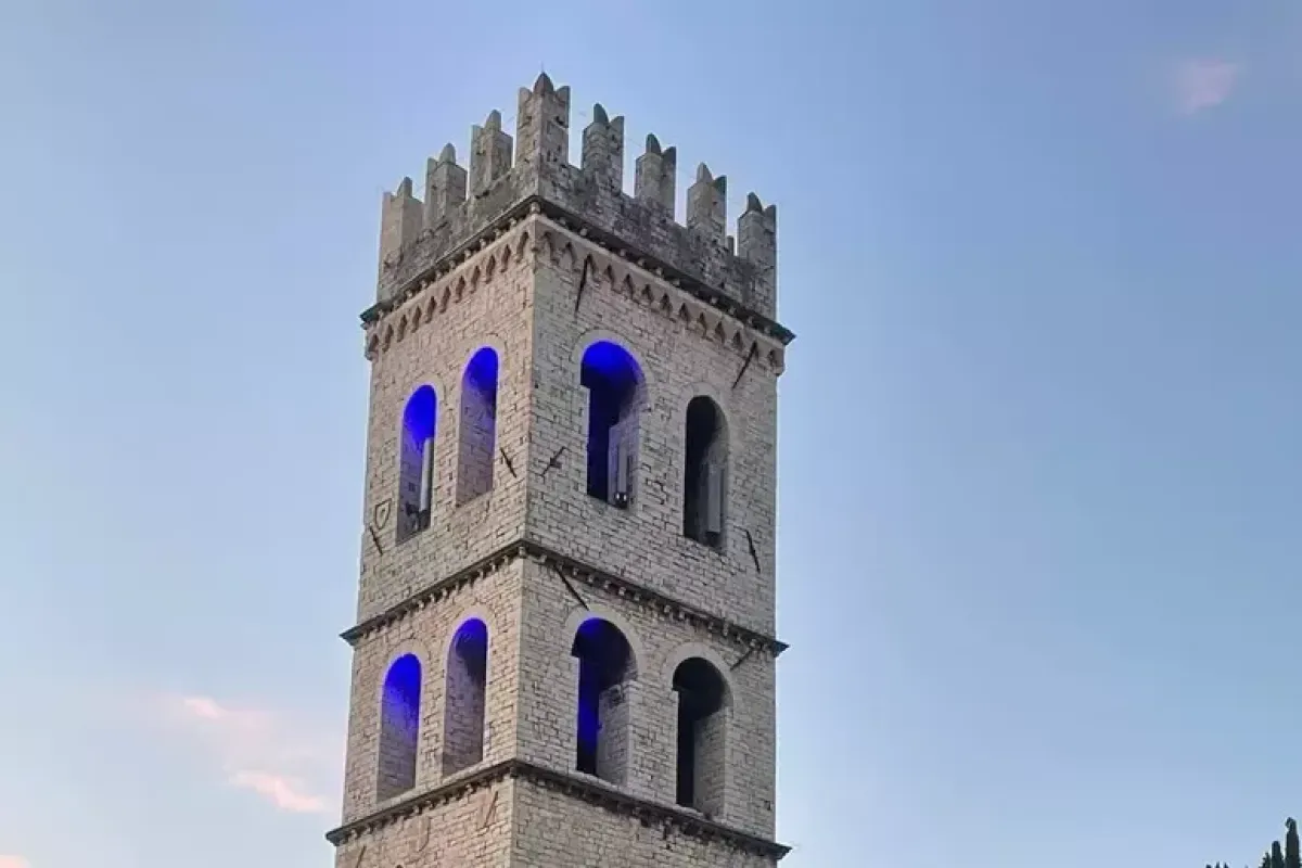 Assisi, la Torre del Popolo si illumina di blu per la Giornata mondiale del Parkinson: focus su diagnosi precoce e ricerca