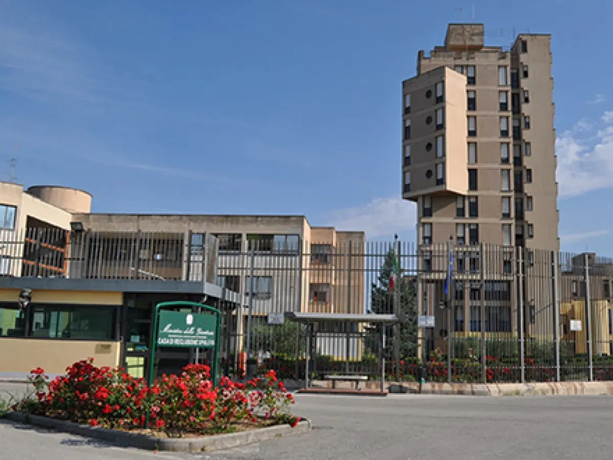 Caos al carcere di Spoleto, vice direttrice aggredita, un agente in ospedale. Il Sappe denuncia: "Intollerabile escalation di violenza"