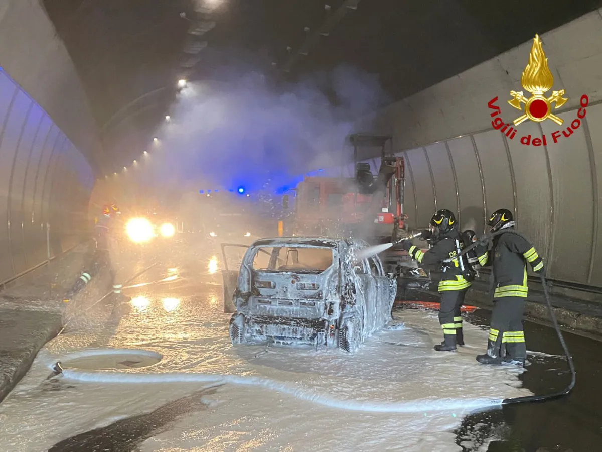  Incidente in galleria sulla SS675 verso Terni: auto a metano in fiamme, traffico bloccato