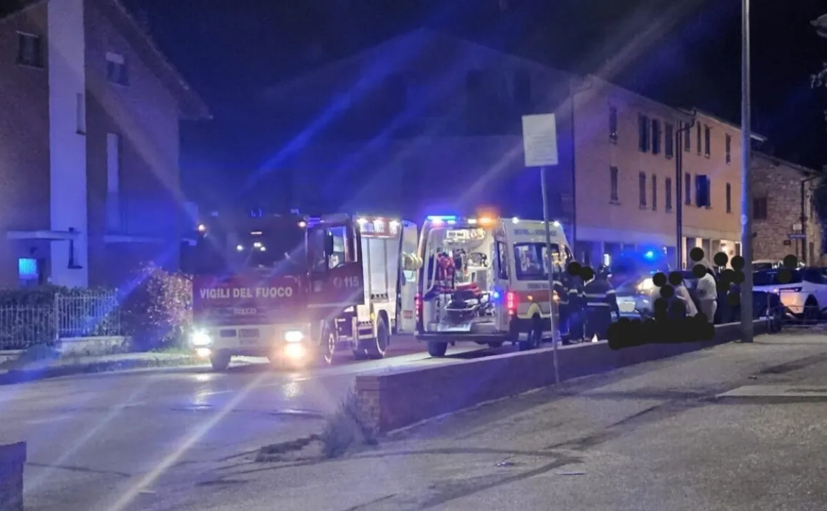  Gubbio, cade dal motorino in via di Porta Romana: soccorso da 118 e Vigili del Fuoco