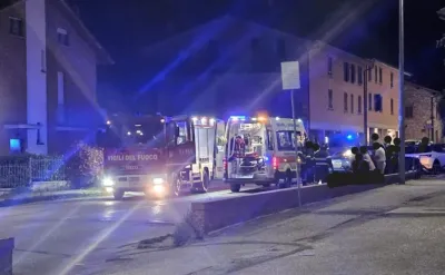  Gubbio, cade dal motorino in via di Porta Romana: soccorso da 118 e Vigili del Fuoco