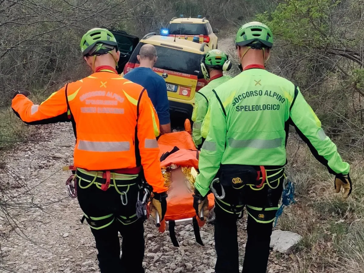 Gubbio, tragedia alla cicloturistica del Lupo: 68enne muore cadendo in un dirupo profondo