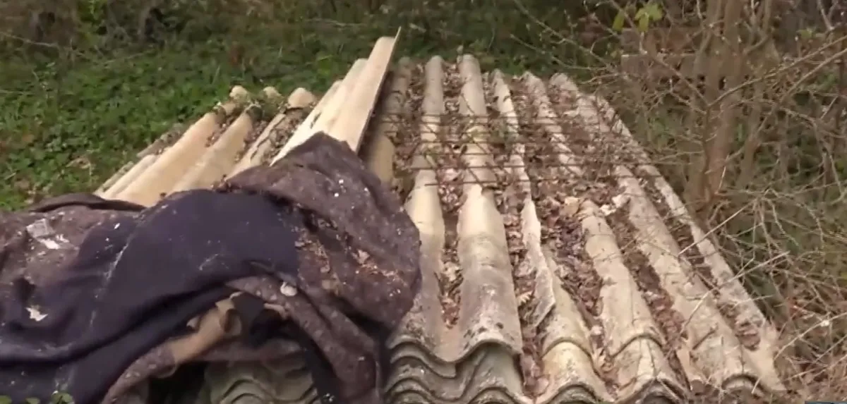  Discarica abusiva con amianto lungo la SR298 a Gubbio: scatta la denuncia