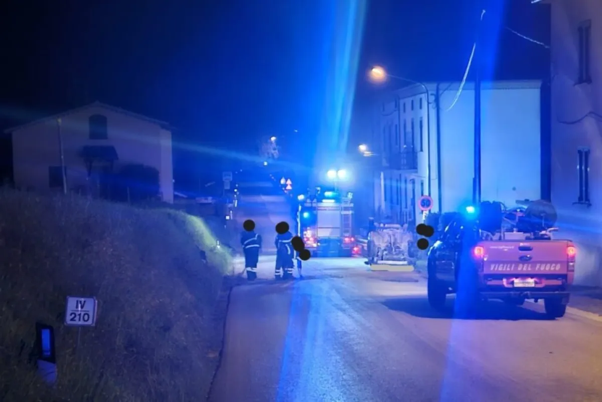 Incidente sulla Flaminia a Ferba: auto si ribalta nella notte, ferito un 25enne