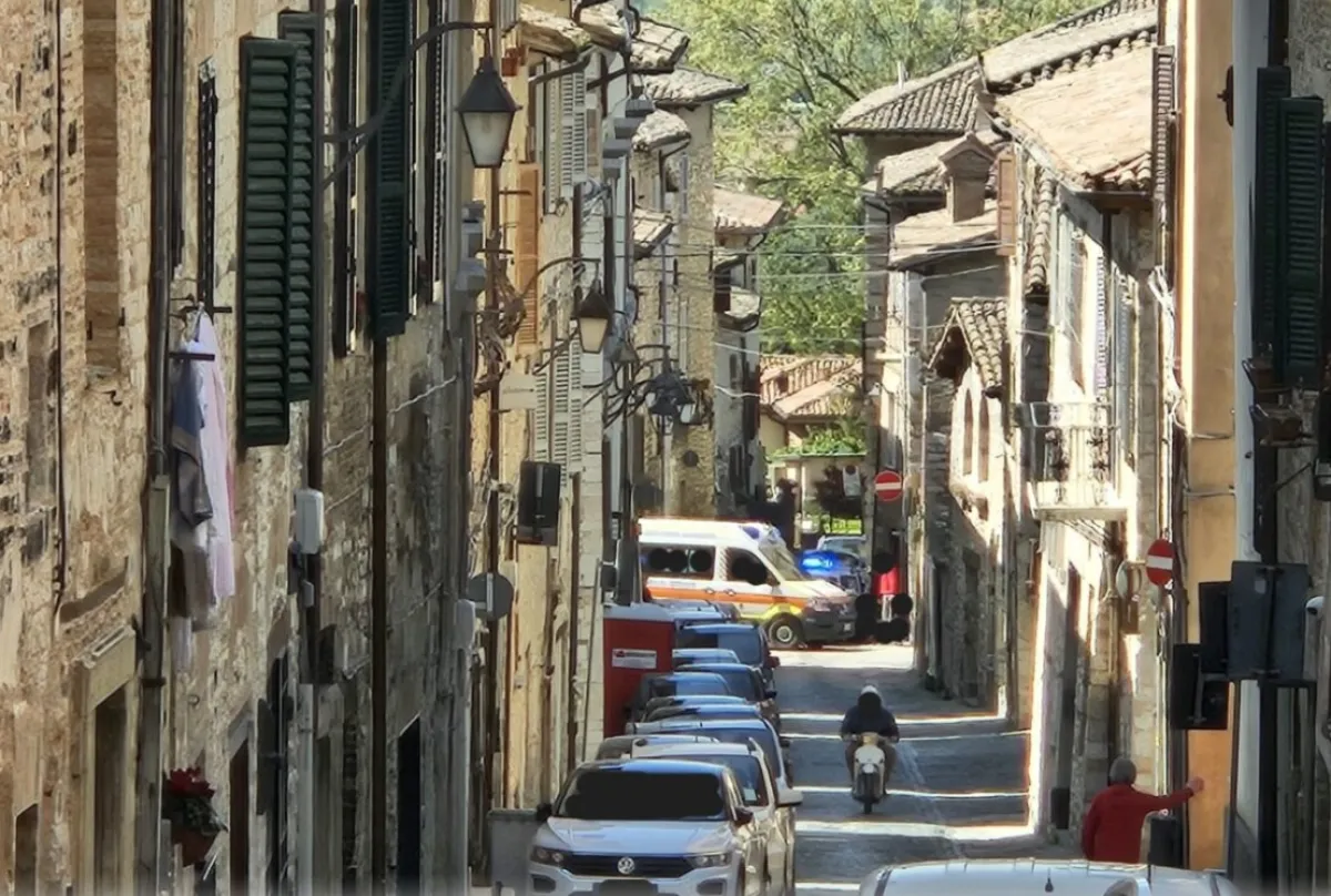  Incidente nel centro storico di Gubbio: scontro tra auto e Vespone, ferito un 60enne