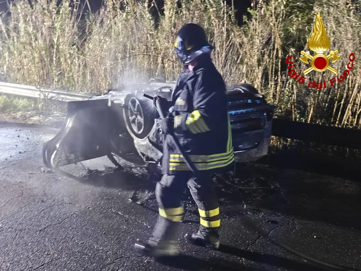 Amelia, incidente nella notte sulla SS205: auto si ribalta e va in fiamme, decisivo l'intervento di Vigili del Fuoco, 118 e Carabinieri