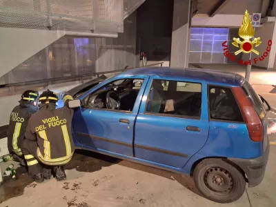 Terni, perde il controllo dell'auto e si schianta contro un muretto: tre giovani coinvolti, conducente assistito dal 118