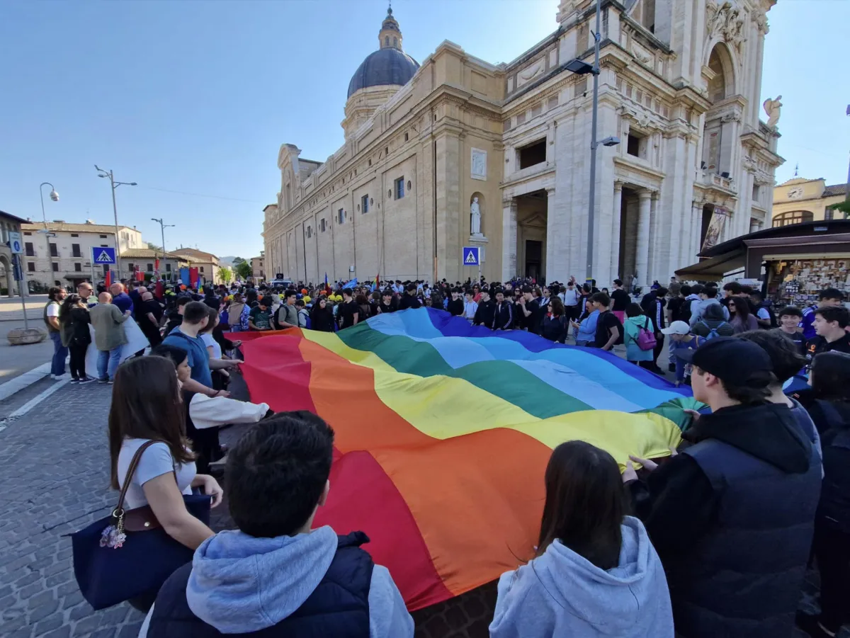 Ad Assisi la Marcia per la Pace. 1.500 giovani manifestano contro le guerre e vicini a Papa Leone