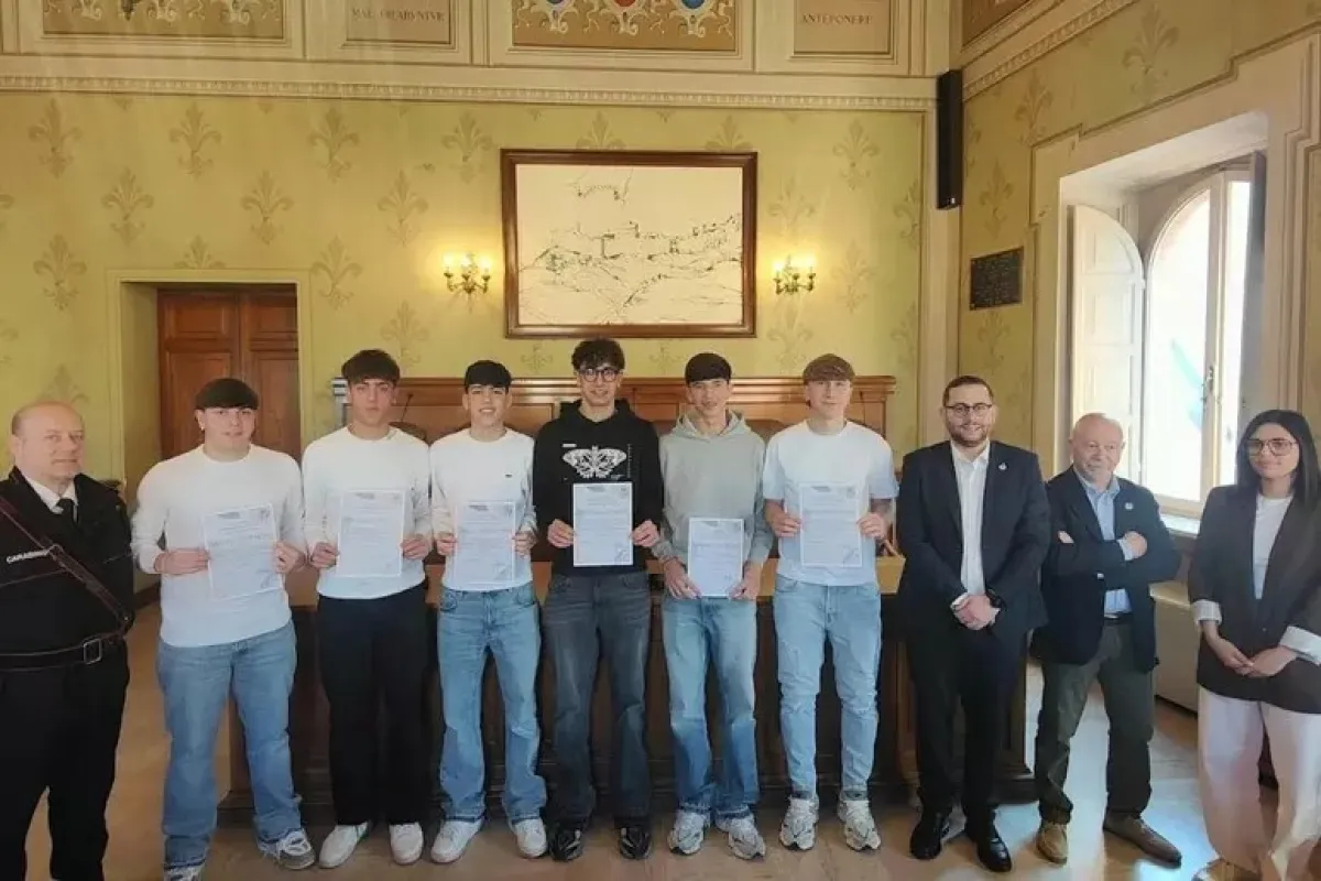 Marsciano, studenti trovano portafogli con soldi e documenti e lo riconsegnano. Il sindaco: "Un esempio per tutti"