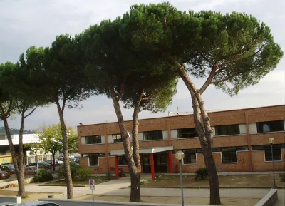 Perugia, cade dal secondo piano dell’istituto “Giordano Bruno”, atterra sulla tettoia e si salva: studentessa trasportata all ospedale