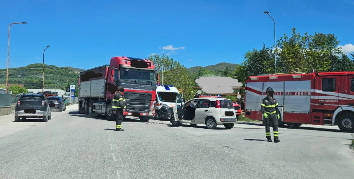 Incidente a Padule, scontro tra camion e auto: 72enne ferito e trasportato in elisoccorso