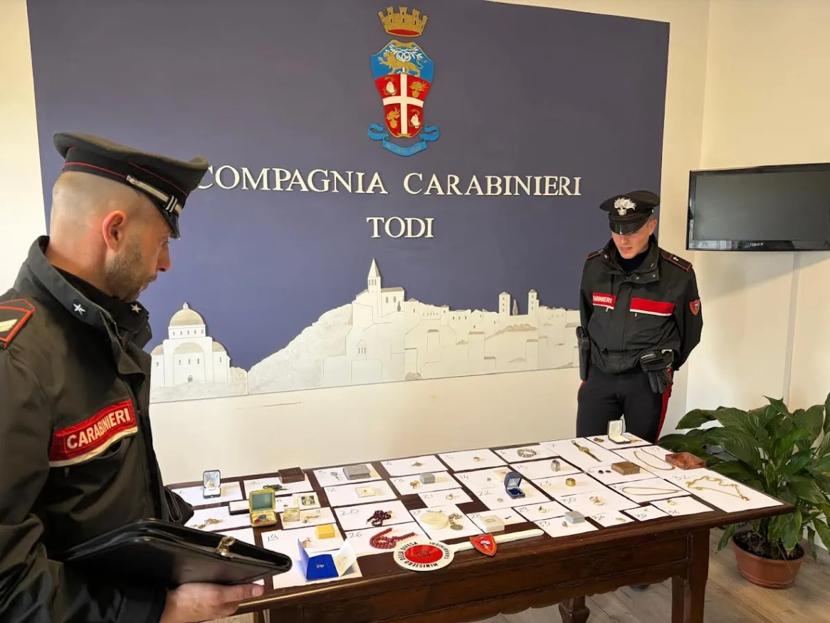 Truffa un'anziana a Cesena, 34enne arrestato dai Carabinieri di Todi. Recuperata l'intera refurtiva