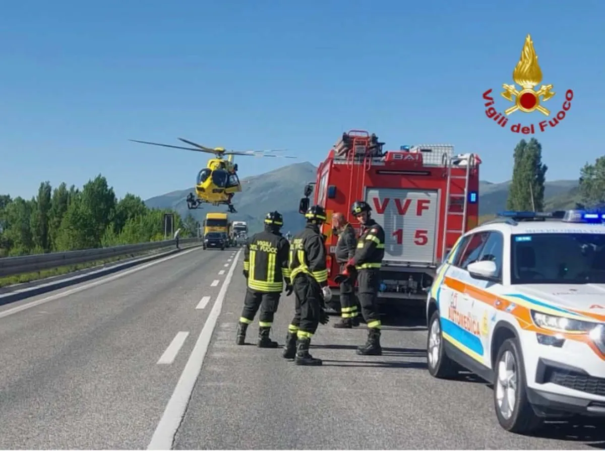 Gualdo Tadino, incidente sulla Flaminia tra auto e scooter: interviene l'elisoccorso