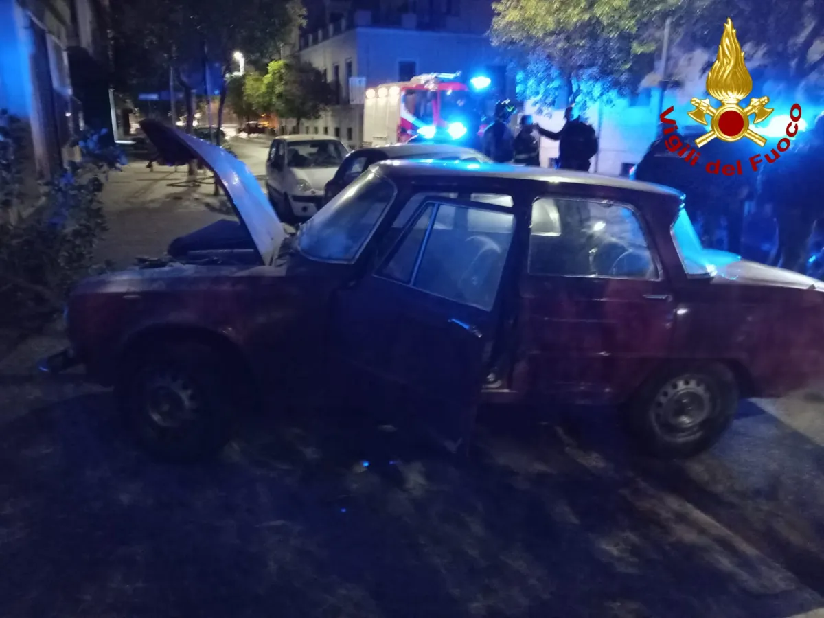Paura nella notte a Terni: Alfa Romeo d'epoca si schianta in via Mazzini, principio d'incendio domato dai Vigili del Fuoco