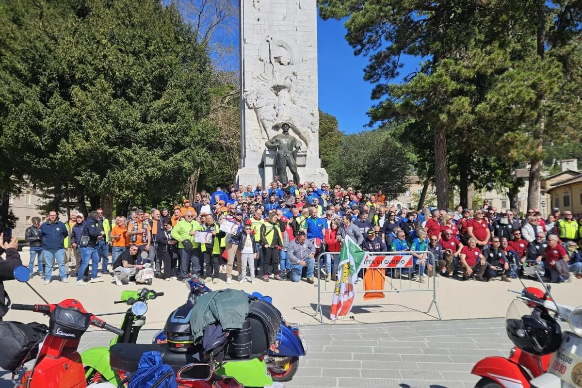 Gubbio, successo per il XXV Vespa Raduno Nazionale: 400 partecipanti da tutta Italia