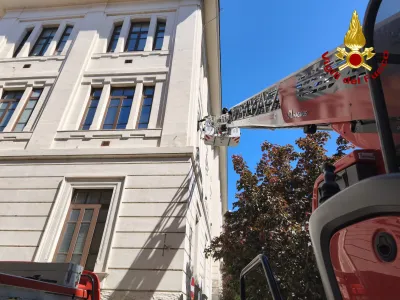 Terni, cornicione pericolante al liceo Galilei: intervento dei Vigili del Fuoco