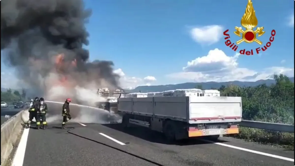 Raccordo Terni-Orte, mezzo pesante in fiamme. Disagi per il traffico