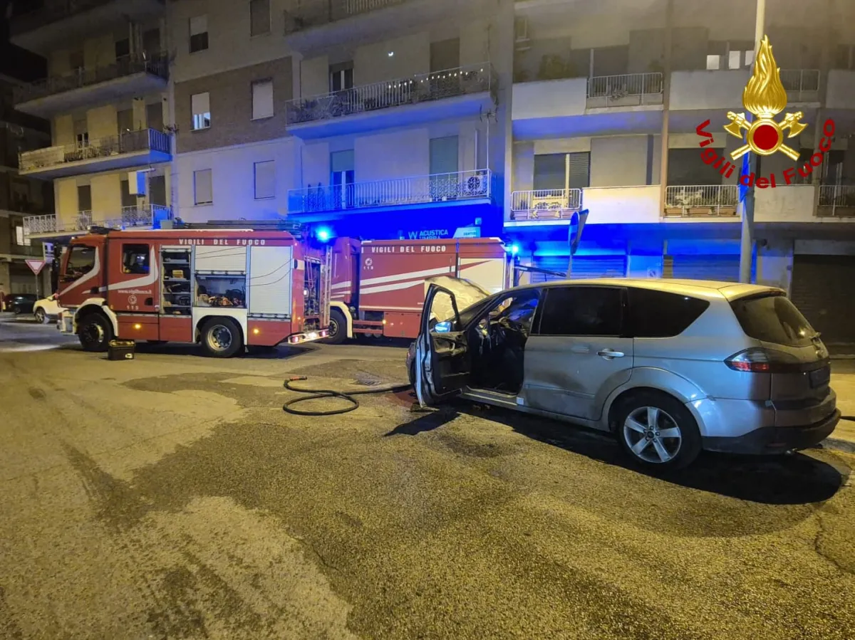 Terni, doppio incendio nella notte: un'auto prende fuoco e fiamme all'esterno di un bar