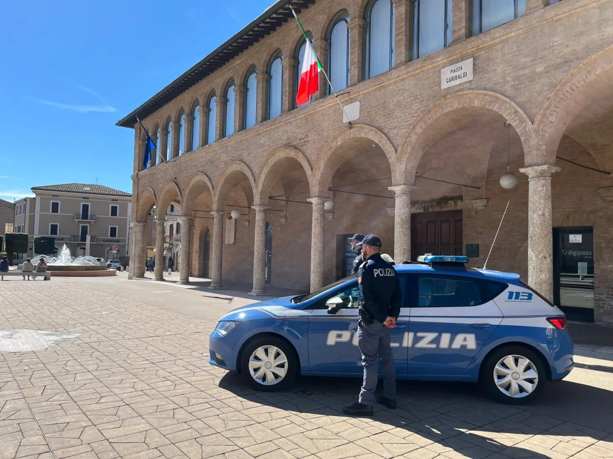 Assisi, prende a calci e pugni la porta di casa della madre. Arrestata 29enne violenta
