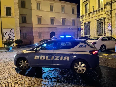 Spoleto, ubriaco minaccia i clienti di un locale e poi aggredisce i poliziotti. Arrestato