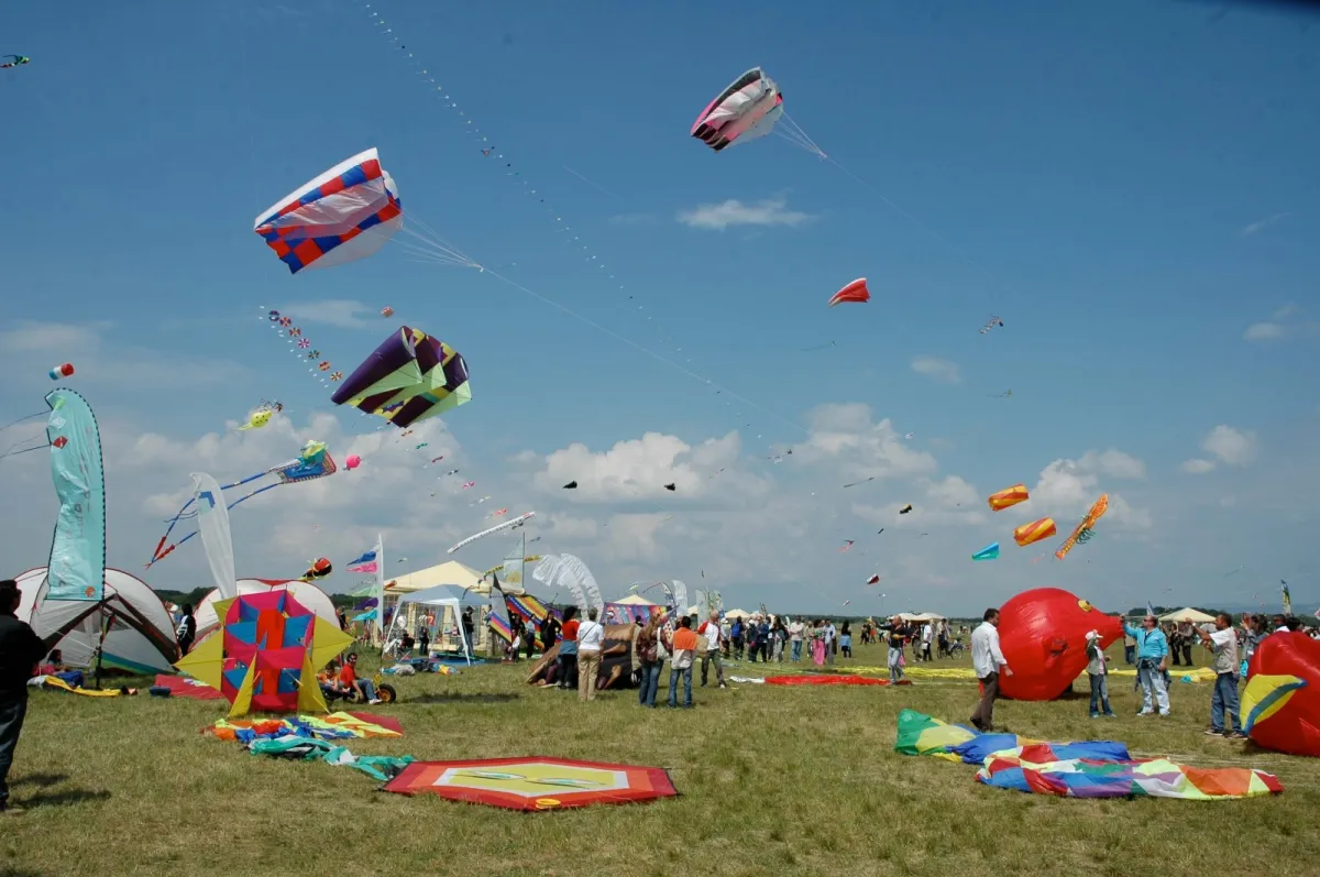 Castiglione del Lago, torna “Coloriamo i Cieli”: dal 1° al 3 maggio aquiloni e laboratori all’aeroporto Eleuteri