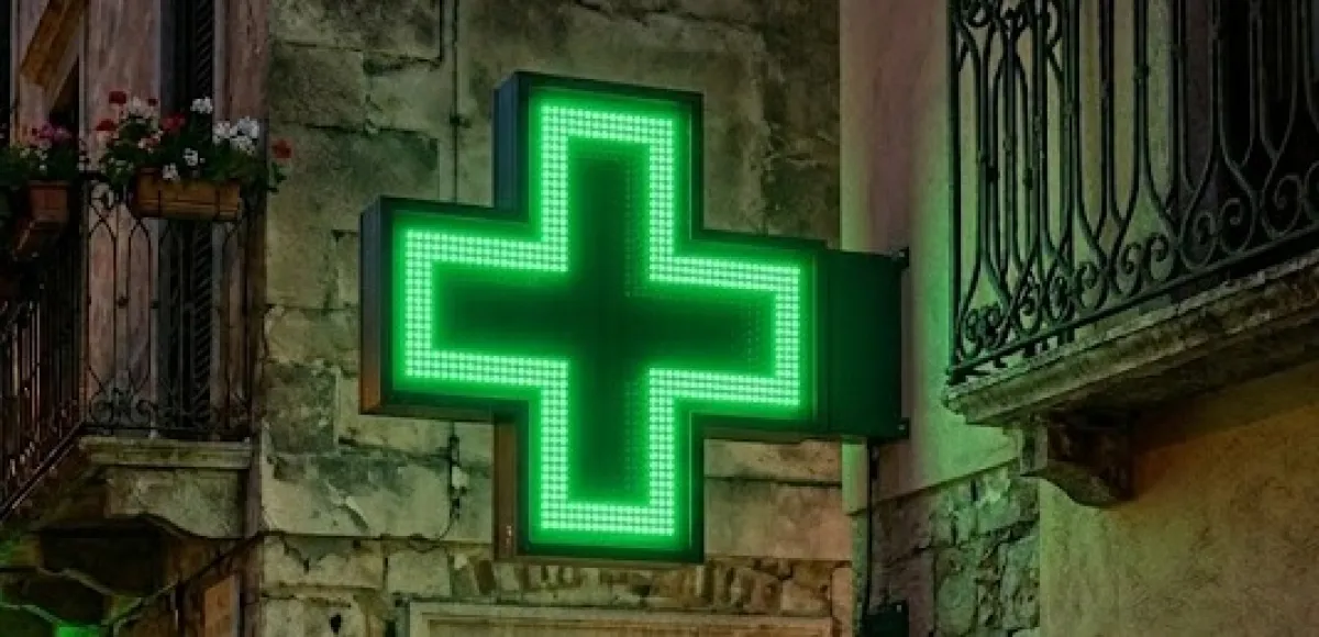 Foligno, rapina in farmacia: uomo armato di forbici fugge con 600 euro