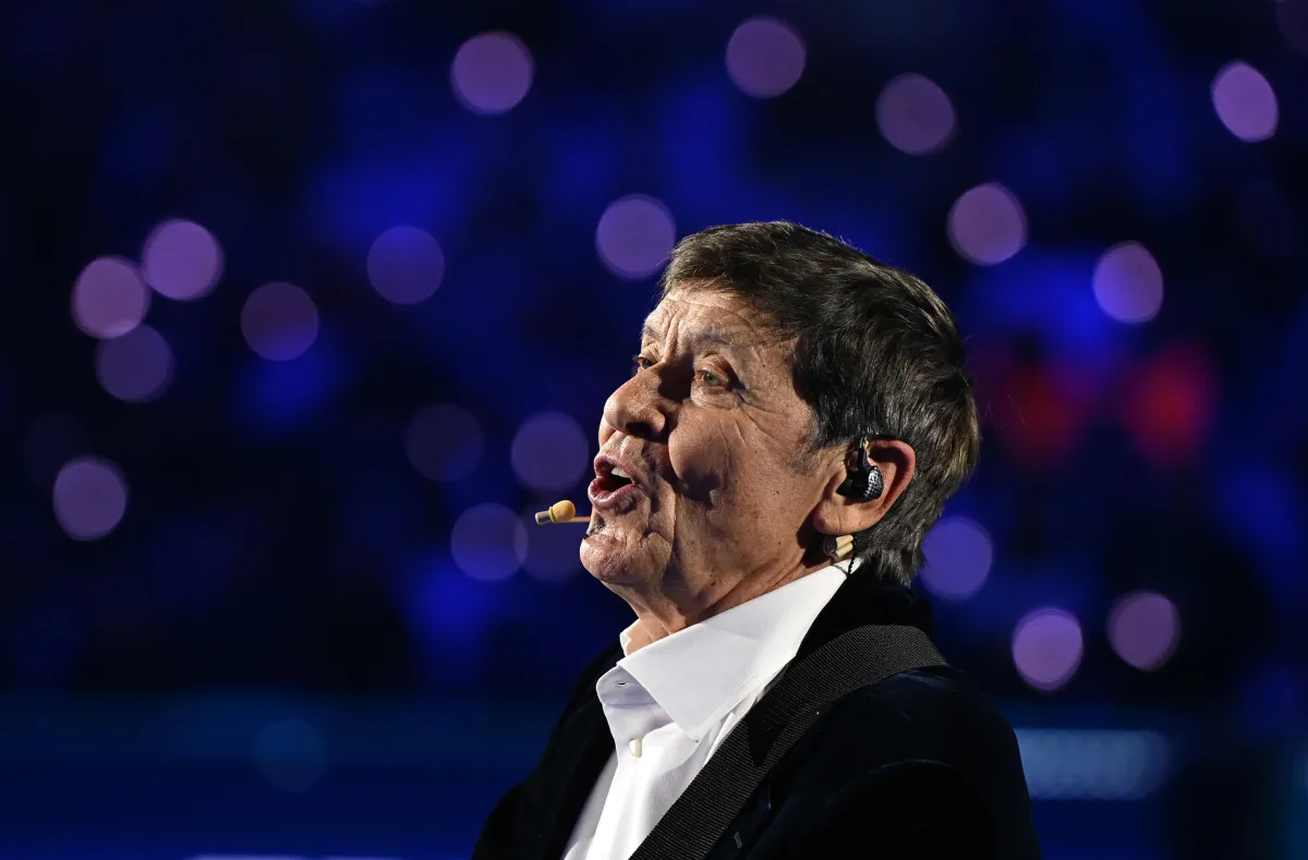 Trionfo al Pala Terni per Gianni Morandi. Il concerto dell'eterno ragazzo della musica italiana incanta il pubblico