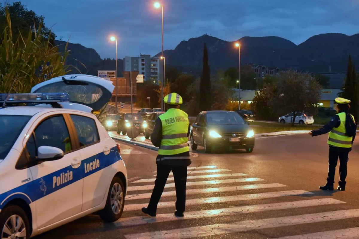 Terni, 83enne fa un incidente per il "cambio automatico": danneggiate due auto e un albero