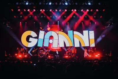 Gianni Morandi in concerto a Terni. La serata: da 'C'era un ragazzo' al giovane ospite sul palco