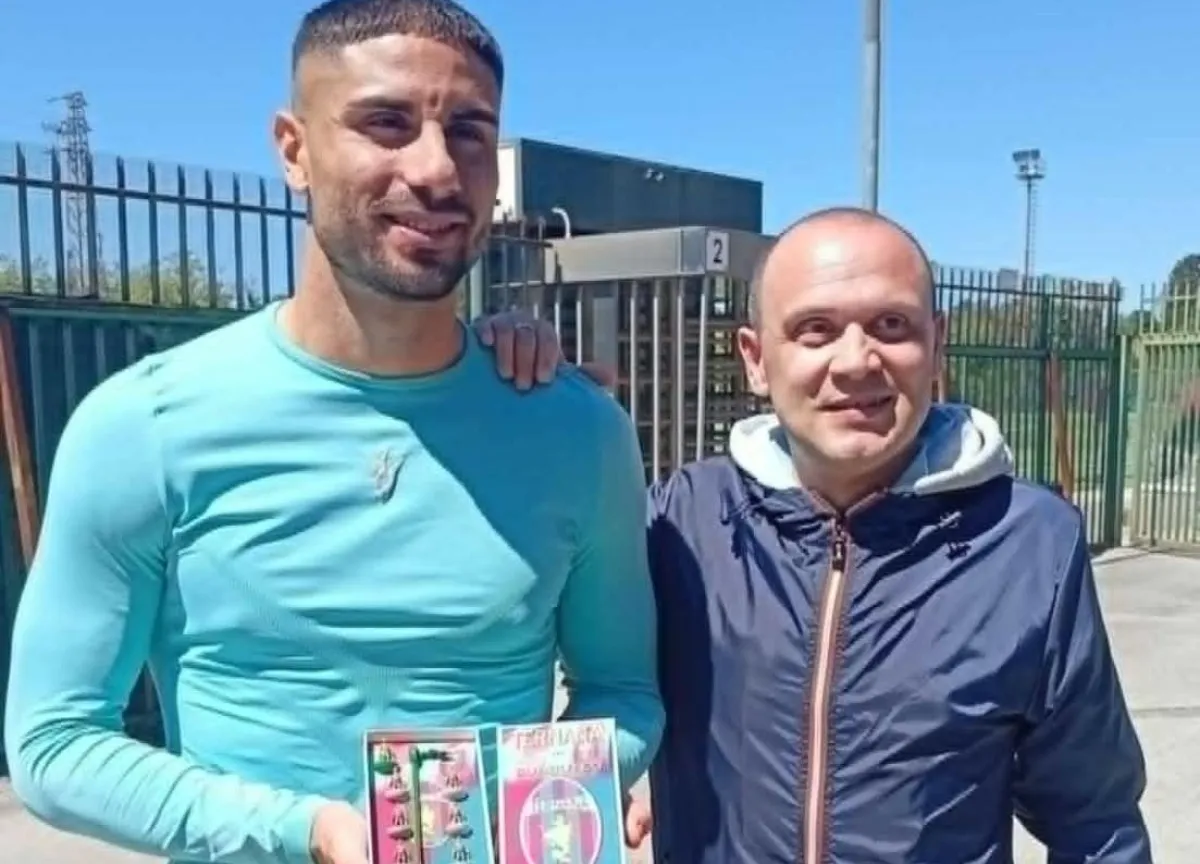 Un amuleto rossoverde: Perotti dona a Capuano la Ternana Subbuteo "Anno 100"