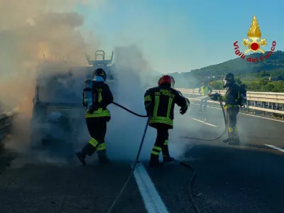 Paura sull’A1 a Orvieto, furgone in fiamme al chilometro 441: salvi conducente e passeggeri