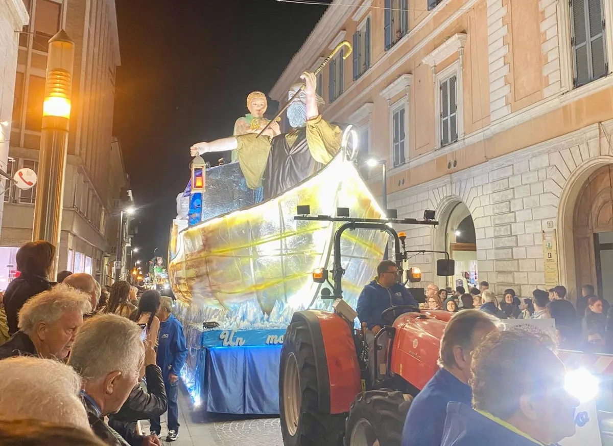 Terni, la sfilata dei carri del Cantamaggio abbraccia la città. Stasera la premiazione