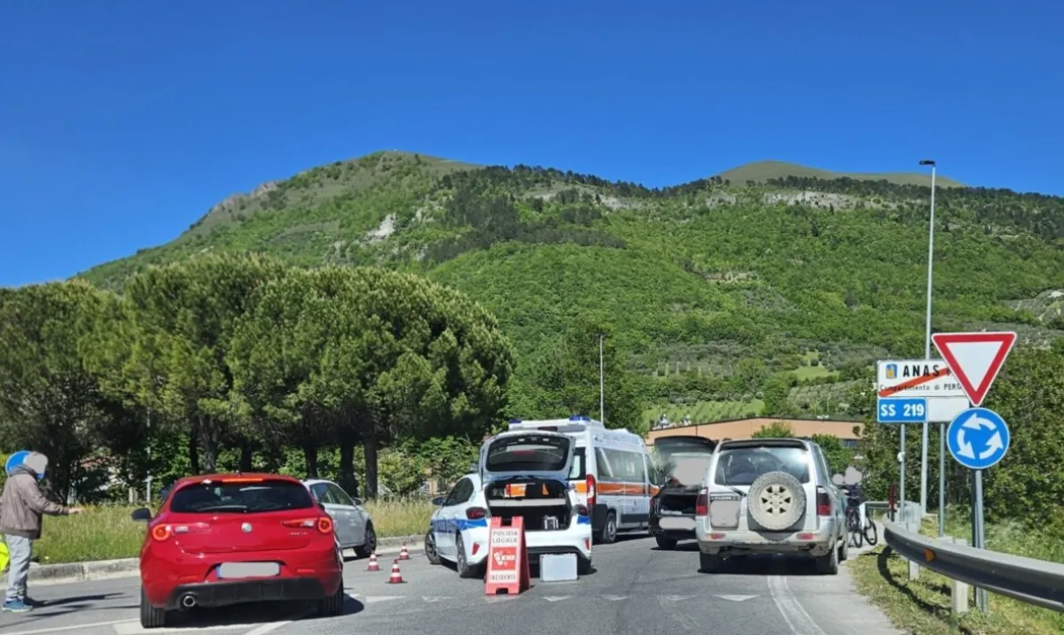 Gubbio: incidente alla rotatoria Contessa. Scontro tra Vespa e SUV, ferito un 63enne eugubino