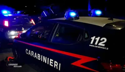 Perugia, notte di sangue a Fontivegge: inseguimento con coltelli in condominio, torna l’incubo violenza
