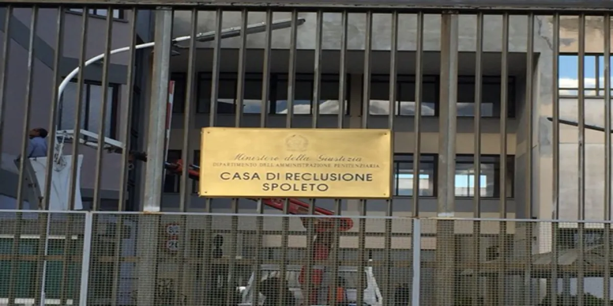 Carcere di Spoleto, detenuto aggredisce ispettore e lo colpisce con un monitor: intervengono gli agenti