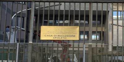 Carcere di Spoleto, detenuto aggredisce ispettore e lo colpisce con un monitor: intervengono gli agenti