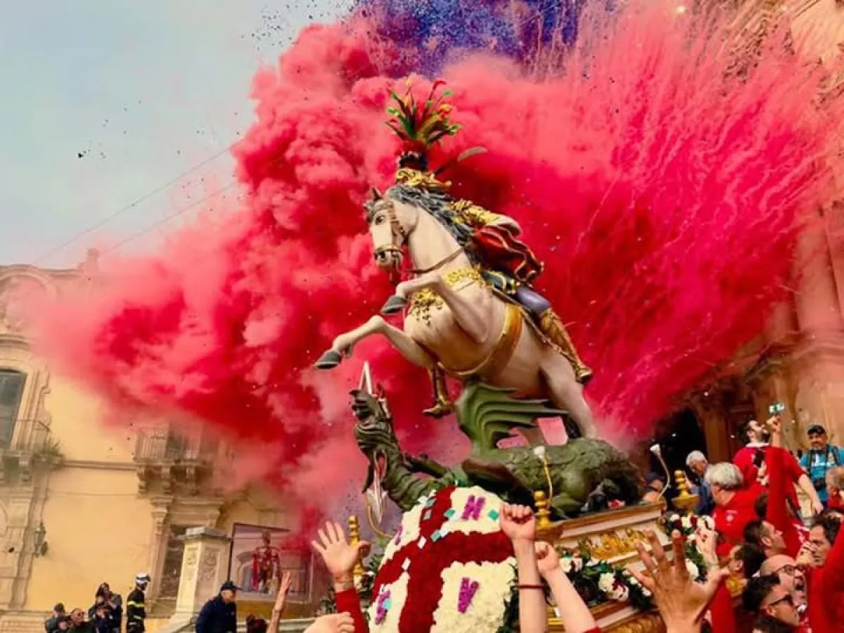 Festa di San Giorgio a Modica, 15mila persone in corteo: il gemellaggio con i Sangiorgiari di Gubbio