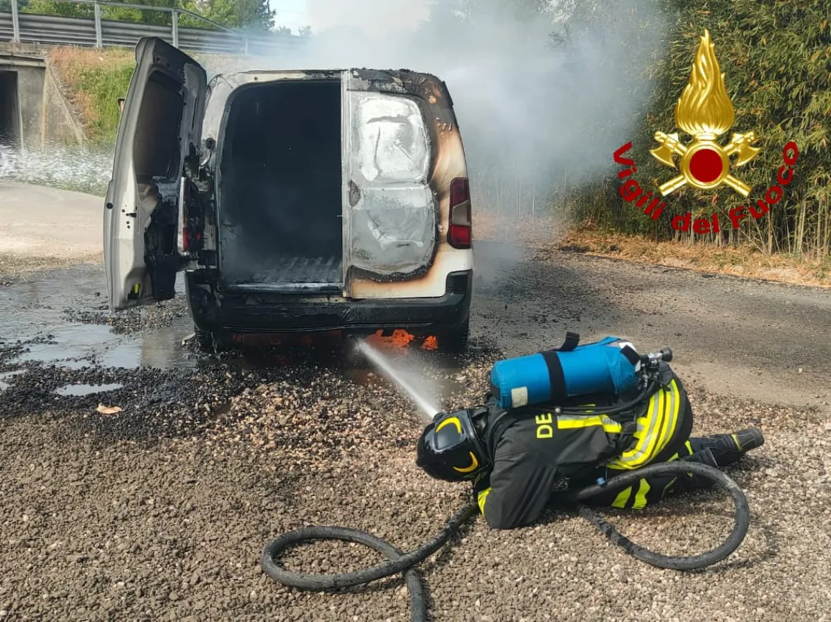 Orvieto, furgone in fiamme sulla variante di Ciconia: ipotesi guasto elettrico