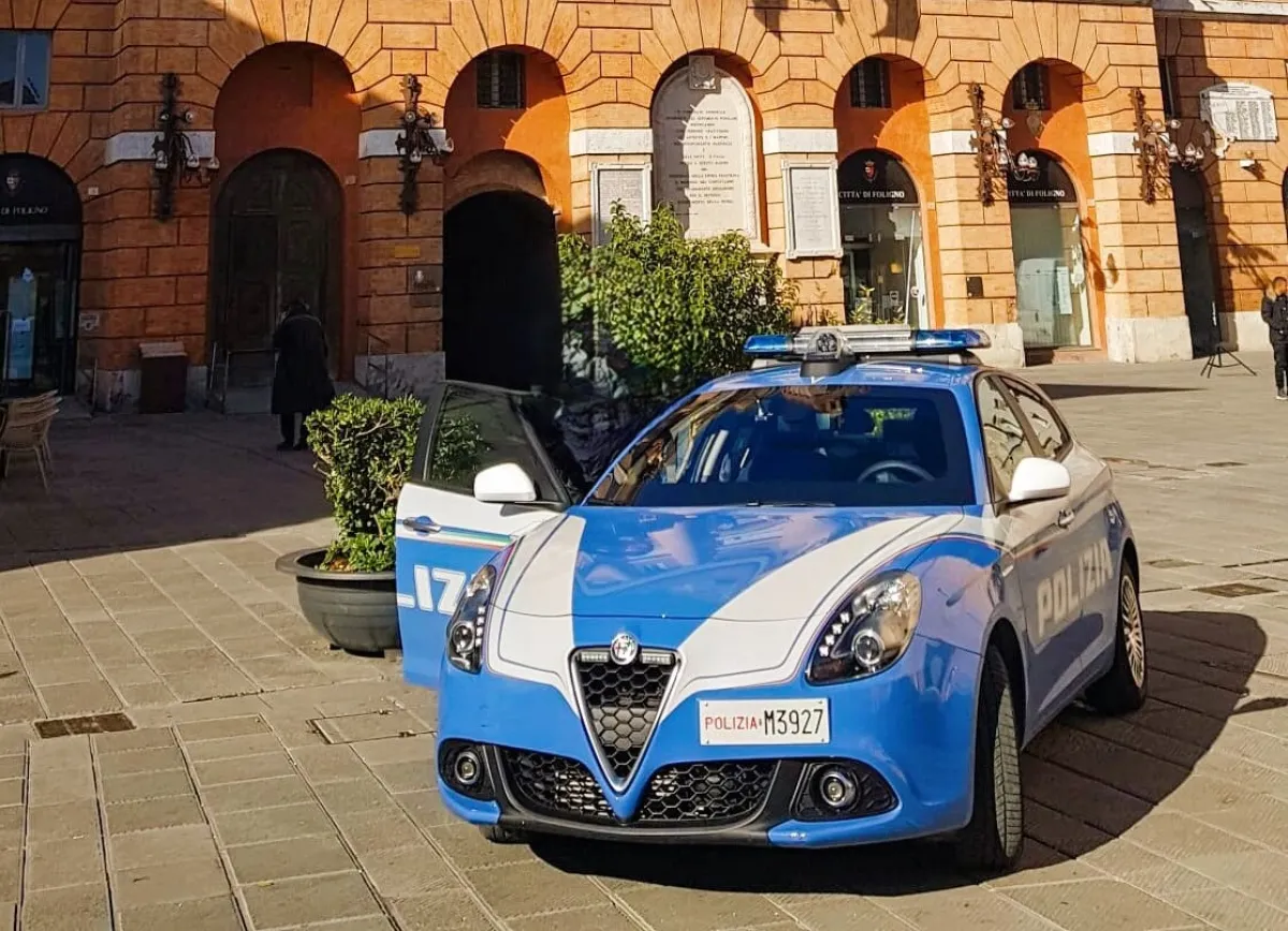 Foligno, tenta di ingerire cocaina all’arrivo della Polizia: arrestato 18enne