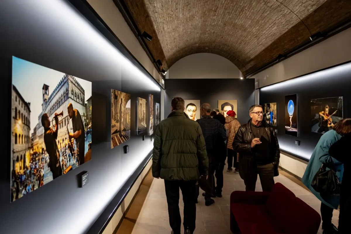 Montefalco, numeri record per la mostra di Steve McCurry: +258% di ingressi e proroga fino al 5 luglio