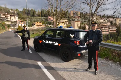 Terni, ruba otto confezioni di Parmigiano al Cospea e spintona il vigilante: arrestato 48enne in sorveglianza speciale