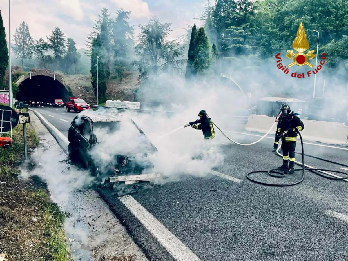 Auto divorata dalle fiamme sul raccordo Perugia-Bettolle: paura allo svincolo di Prepo