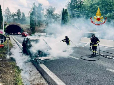 Auto divorata dalle fiamme sul raccordo Perugia-Bettolle: paura allo svincolo di Prepo