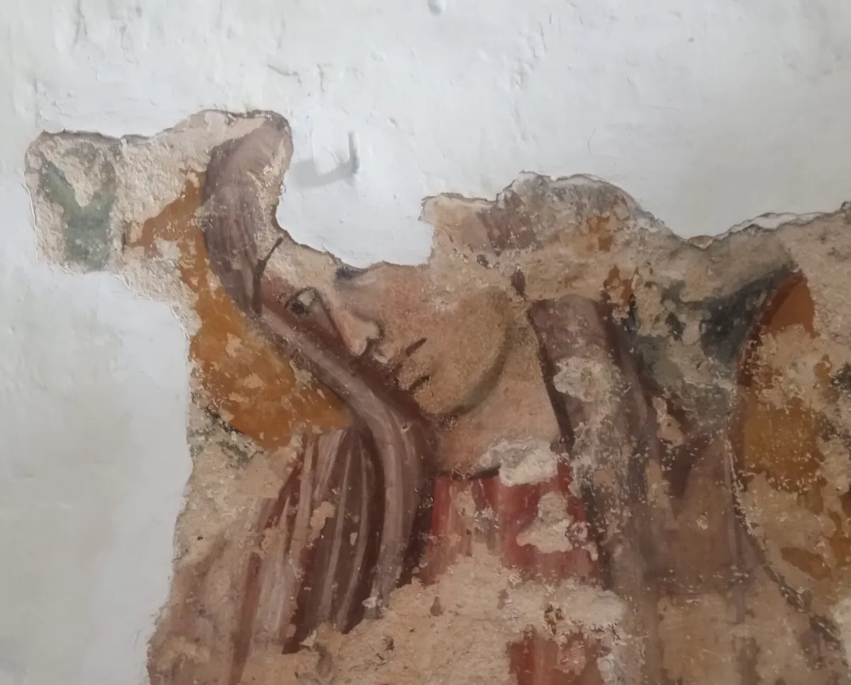Gualdo Tadino, affreschi medievali riemergono nella chiesa di San Donato: le scoperte del restauratore Barberini
