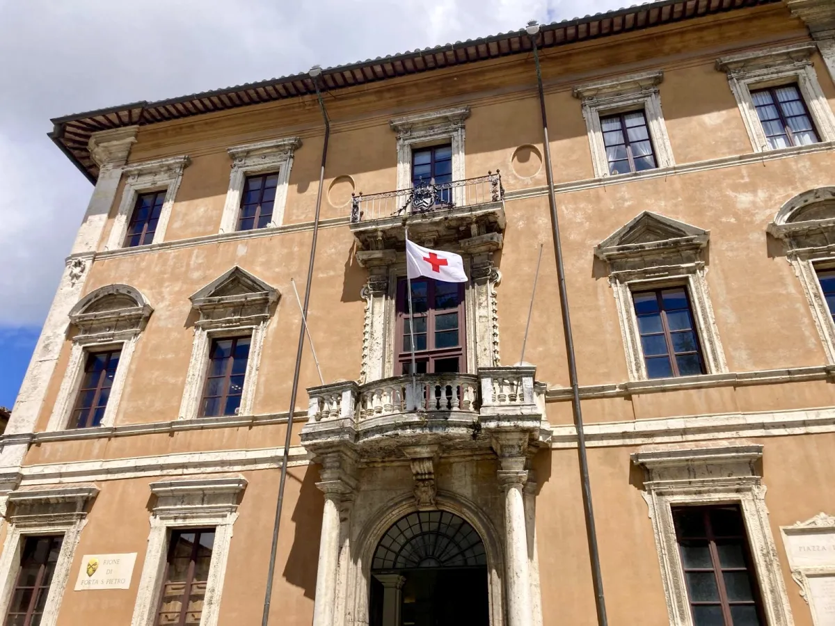 Perugia, Palazzo Donini si tinge di rosso per la Croce Rossa: il tributo della Regione ai volontari umbri