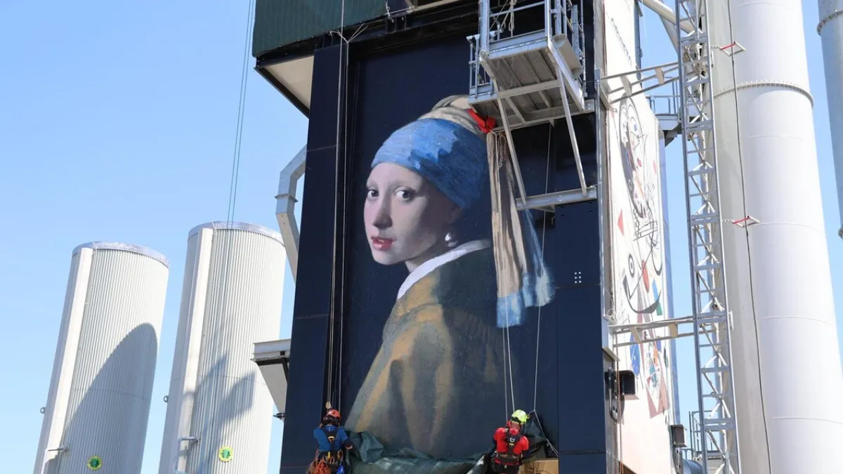 Orvieto, inaugurata la torre industriale decorata con dodici capolavori della storia dell’arte