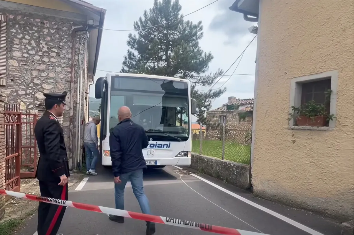 Stroncone, donna aggredita a martellate sul bus. Ricoverata in condizioni gravissime, si cerca l'aggressore
